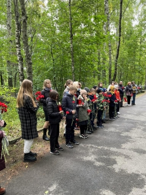 Возложение цветов на Лахтинском кладбище