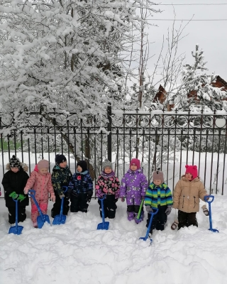 Хоть зима уже прошла,но лопата нам нужна! (младшая группа)