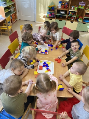 Наши самые маленькие воспитанники знакомятся с формой и цветом в игре